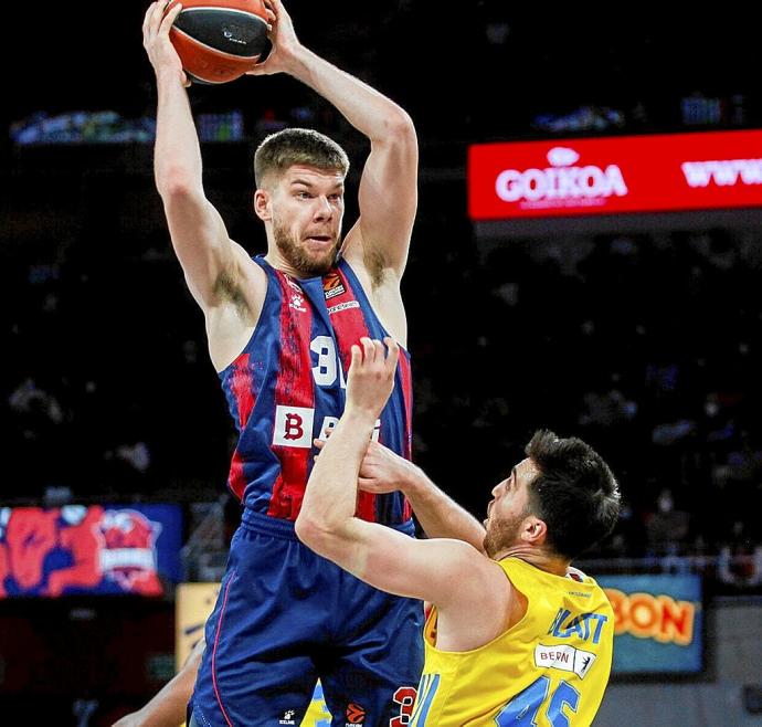 Giedraitis, en la imagen con Blatt, completó un gran partido frente a su exequipo. Foto: Jorge Muñoz
