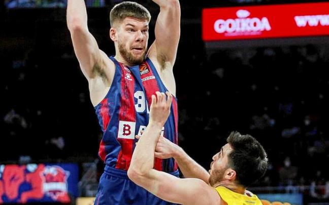 Giedraitis, en la imagen con Blatt, completó un gran partido frente a su exequipo. Foto: Jorge Muñoz