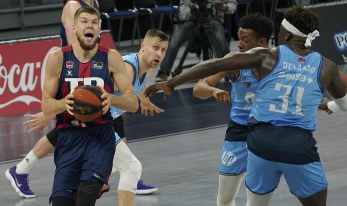 Giedraitis firmó anoche su tope anotador de esta temporada con un variado repertorio que engulle al Estudiantes
