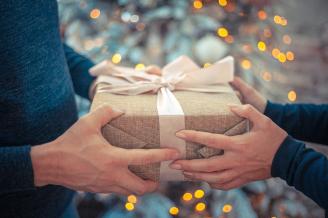 Hacer un regalo es una muestra de nuestros mejores deseos hacia nuestros allegados.