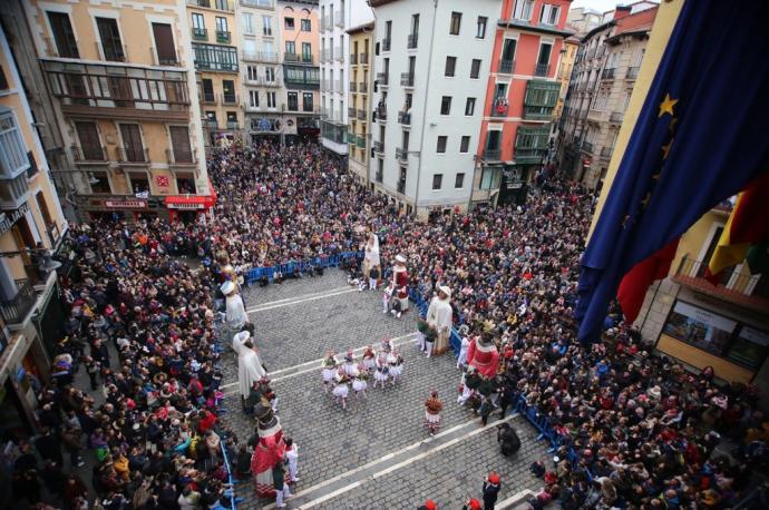 Vista de la plaza repleta de gente con los gigantes y dantzaris de Duguna, tras la procesión de San Saturnino hace 3 años.