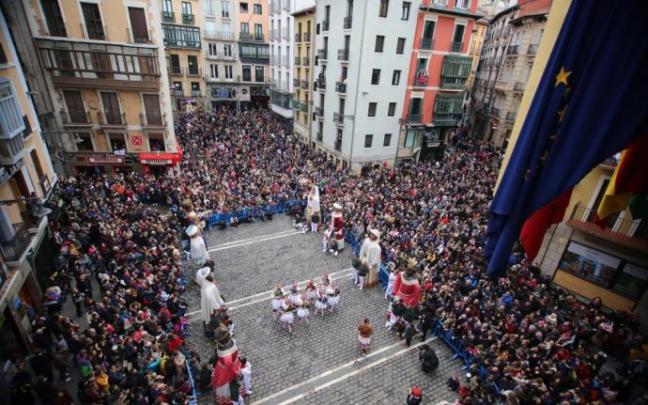 Vista de la plaza repleta de gente con los gigantes y dantzaris de Duguna, tras la procesión de San Saturnino hace 3 años. Vista de la plaza repleta de gente con los gigantes y dantzaris de Duguna, tras la procesión de San Saturnino hace 3 años.