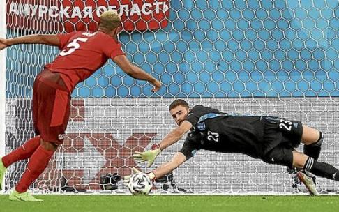 Unai Simón deteniendo el penalti del suizo Manuel Akanji. Foto: Efe