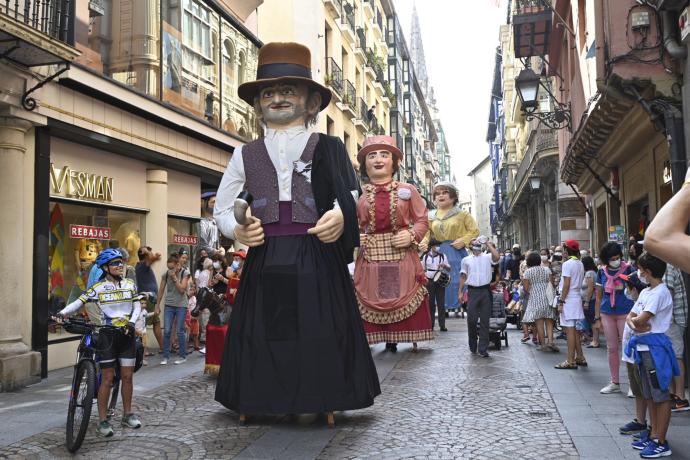 Cuatro gigantes, un cabezudo y un caballo, animaron el ambiente por las calles del bilbaino Casco Viejo ayer sábado por la mañana.