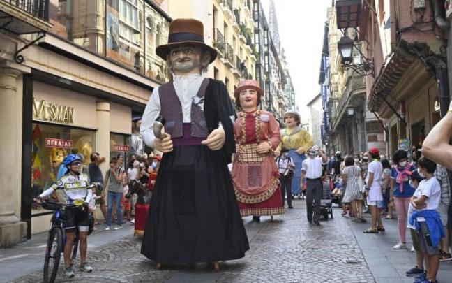 Cuatro gigantes, un cabezudo y un caballo, animaron el ambiente por las calles del bilbaino Casco Viejo ayer sábado por la mañana.