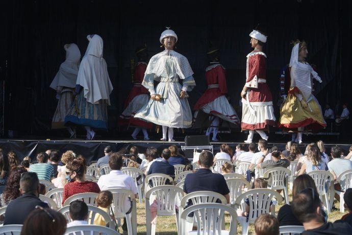 La Comparsa de Gigantes y Cabezudos durante el espectáculo 'Baile de gigantes' en el escenario de la Ciudadela.