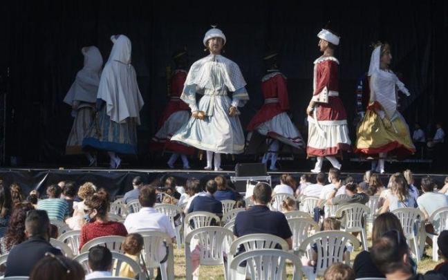 La Comparsa de Gigantes y Cabezudos durante el espectáculo 'Baile de gigantes' en el escenario de la Ciudadela.