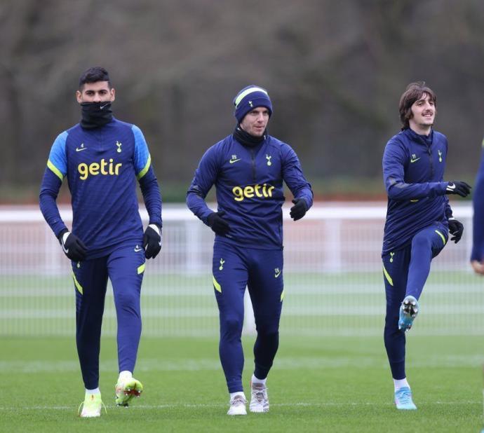 Bryan Gil, entrenándose con dos compañeros del club inglés.