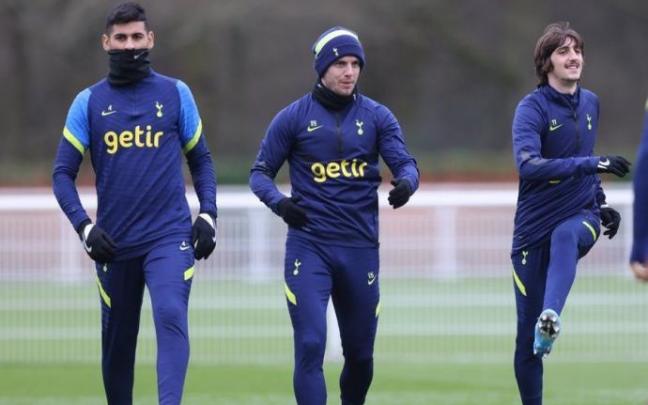 Bryan Gil, entrenándose con dos compañeros del club inglés.