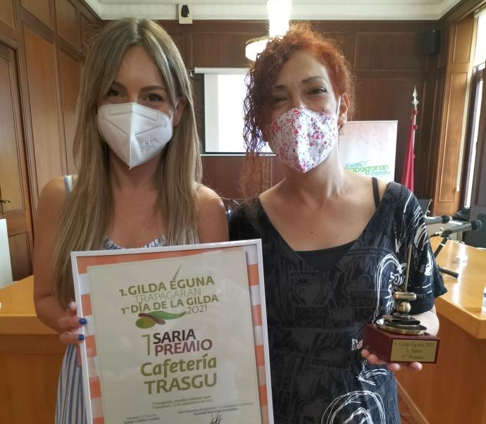 La edil Karmele Martínez, con la premiada Amparo Alonso.