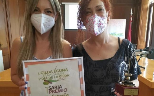La edil Karmele Martínez, con la premiada Amparo Alonso.