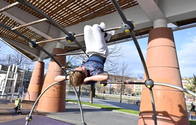 Un joven hace deporte al aire libre en una de las instalaciones que están preparadas para ello en Bilbao.