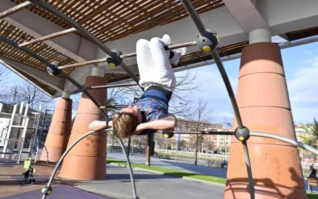 Un joven hace deporte al aire libre en una de las instalaciones que están preparadas para ello en Bilbao. Un joven hace deporte al aire libre en una de las instalaciones que están preparadas para ello en Bilbao.