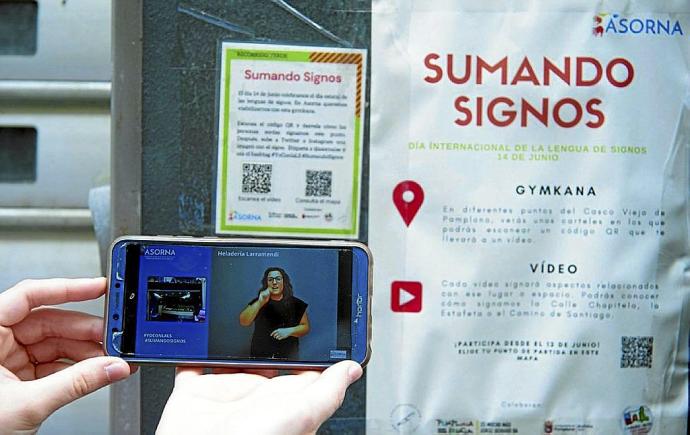 Vídeo y cartel con el código QR en uno de los puntos del recorrido verde.