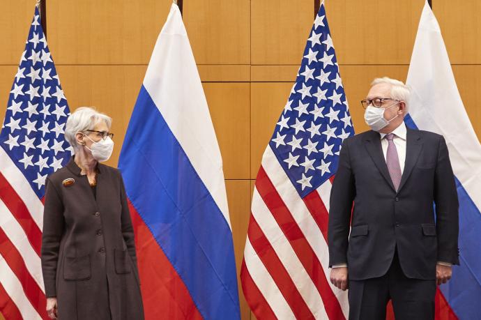 Los representantes de Estados Unidos y Rusia, Wendy Sherman y Sergei Riabkov, posan antes de la reunión.