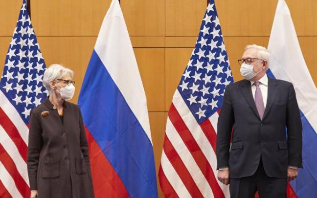 Los representantes de Estados Unidos y Rusia, Wendy Sherman y Sergei Riabkov, posan antes de la reunión. Los representantes de Estados Unidos y Rusia, Wendy Sherman y Sergei Riabkov, posan antes de la reunión.