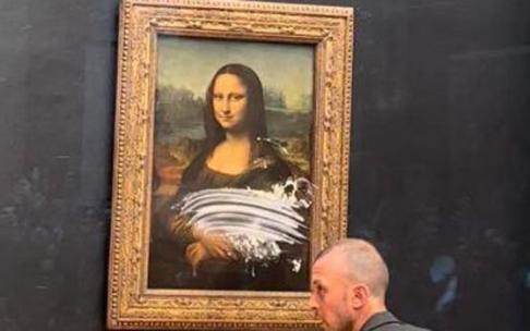 Imagen de 'La Gioconda' con los restos de la tarta lanzada sobre el cuadro.
