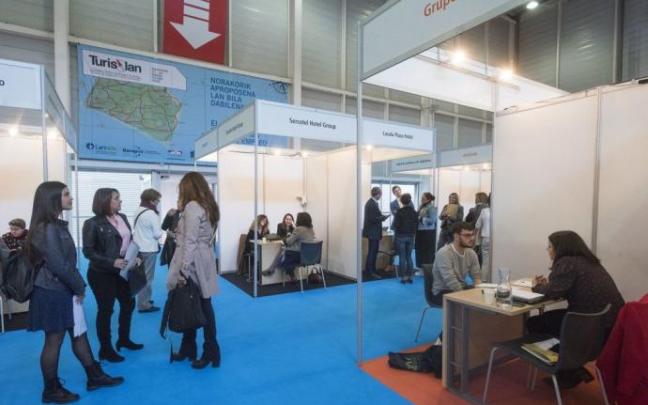 Unos jóvenes en la feria de empleo de turismo. Unos jóvenes en la feria de empleo de turismo.