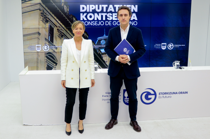 El diputado de Promoción Económica, Jabier Larrañaga, y la portavoz foral, Eider Mendoza.