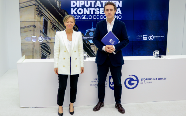 El diputado de Promoción Económica, Jabier Larrañaga, y la portavoz foral, Eider Mendoza.