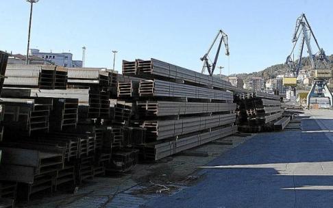 Barras de acero a la espera de ser cargadas en el Puerto de Pasaia. Barras de acero a la espera de ser cargadas en el Puerto de Pasaia.
