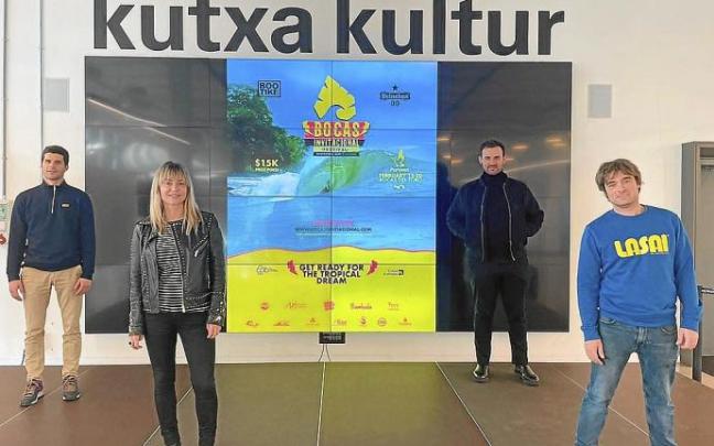 Maialen Sáez, junto a otros organizadores en el acto de presentación de ayer en Tabakalera. Foto: N.G.