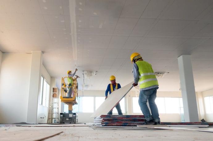 Trabajadores realizan unas obras de construcción.