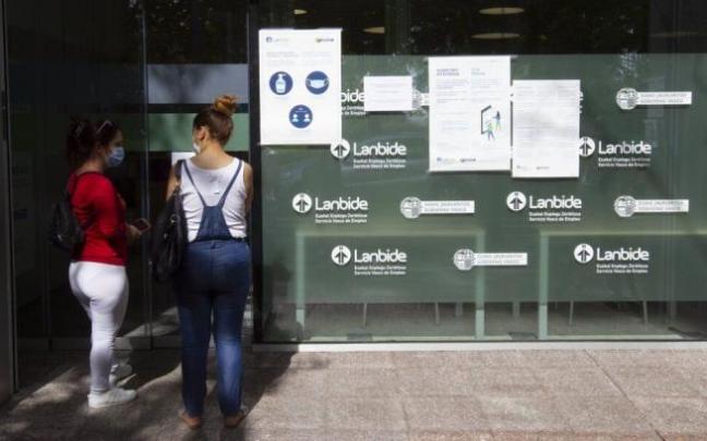 El desempleo en Gipuzkoa descendió en 360 personas en abril. El desempleo en Gipuzkoa descendió en 360 personas en abril.