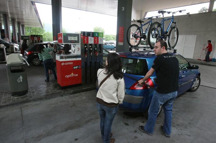 Llenar el depósito de gasolina en Gipuzkoa es dos euros más caro que en Bizkaia.