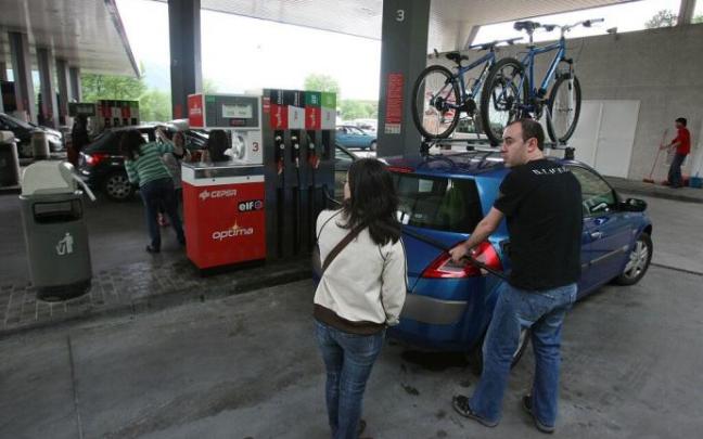Llenar el depósito de gasolina en Gipuzkoa es dos euros más caro que en Bizkaia.