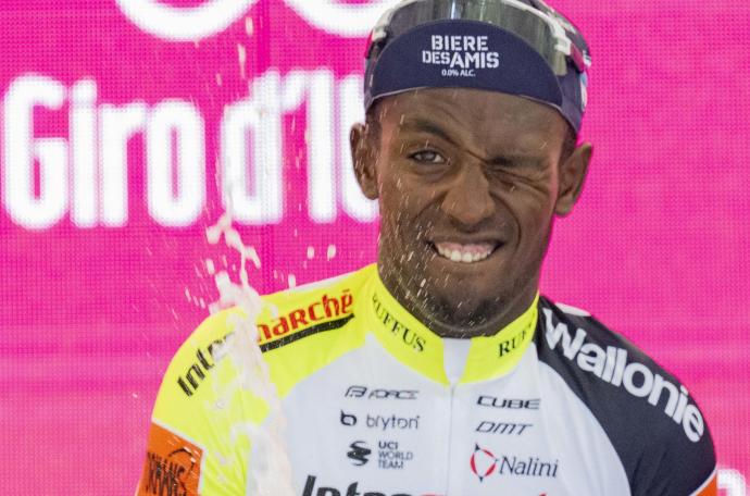 Girmay celebra su triunfo de etapa este martes en el Giro.