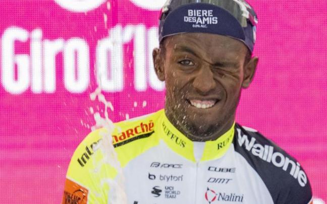 Girmay celebra su triunfo de etapa este martes en el Giro. Girmay celebra su triunfo de etapa este martes en el Giro.