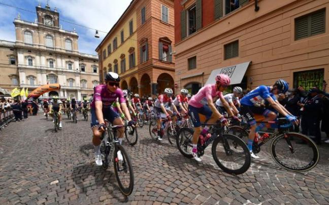 Salida de la etapa del Giro desde Modena