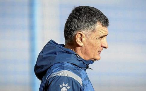 José Luis Mendilibar ha estado solo doce jornadas al frente del Alavés, un periodo con bastantes más sombras que luces. Foto: Alex Larretxi