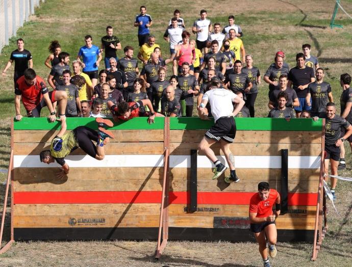 El muro de 2 metros, el primer obstáculo de la carrera.