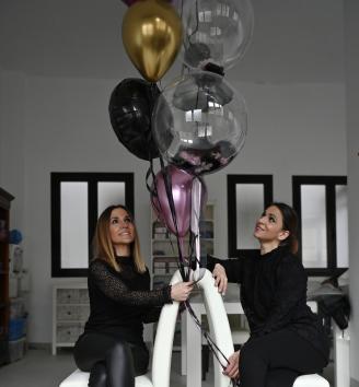 Esti y Sonia, junto a varios de sus globos.