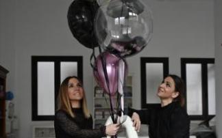 Esti y Sonia, junto a varios de sus globos. Esti y Sonia, junto a varios de sus globos.