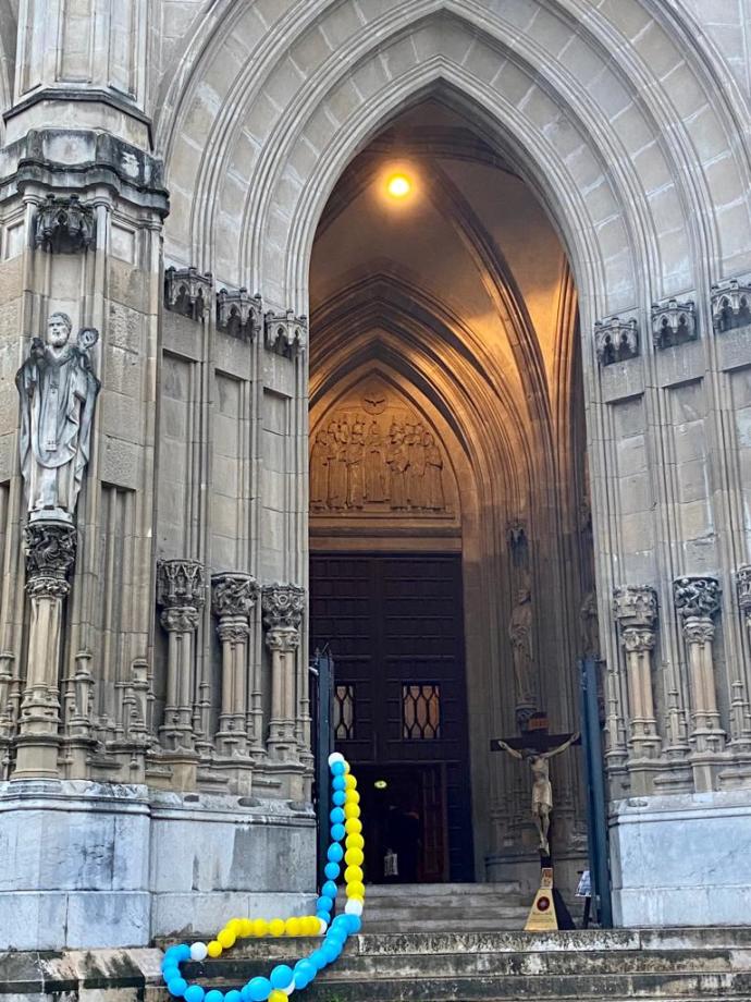 Globos con la bandera de Ucrania en la Catedral nueva de Vitoria.