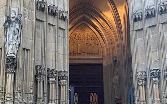 Globos con la bandera de Ucrania en la Catedral nueva de Vitoria.