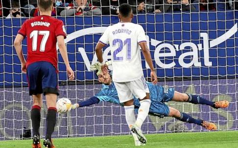 Sergio Herrera, en plena estirada, desviando uno de los penaltis del miércoles en El Sadar.