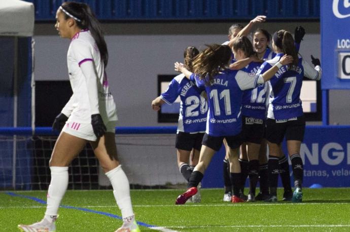 Las Gloriosas celebran uno de los goles anotados contra el Madrid