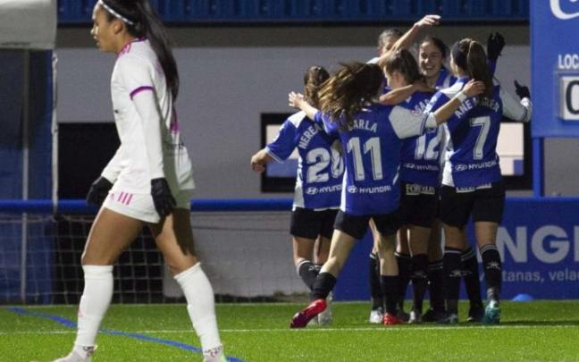 Las Gloriosas celebran uno de los goles anotados contra el Madrid