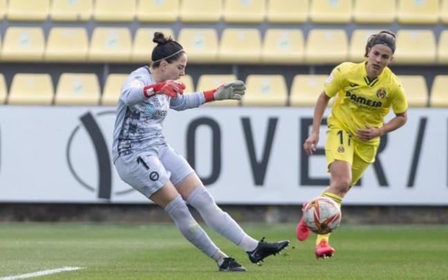 Cris golpea en largo ante la presión de una jugadora del Villarreal