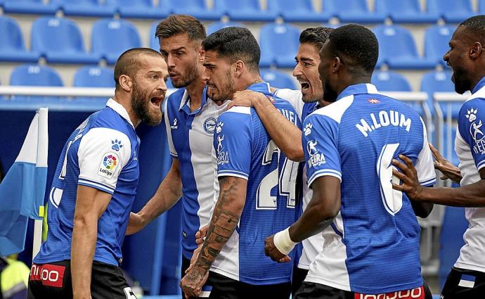 Víctor Laguardia celebra con rabia el único tanto del partido ante el Atlético.
