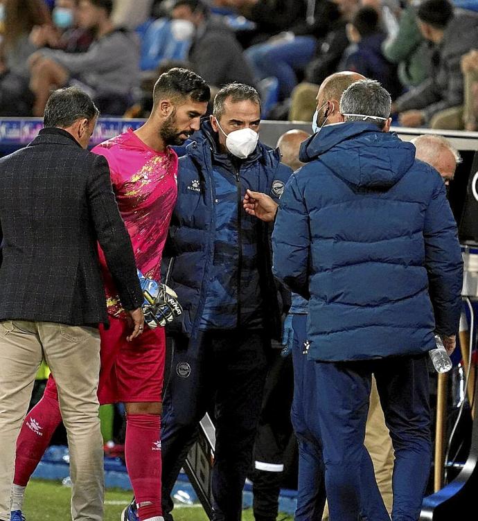 Fernando Pacheco se retira lesionado del choque del Alavés frente al Elche. Foto: Iñigo Foronda