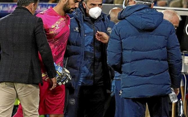 Fernando Pacheco se retira lesionado del choque del Alavés frente al Elche. Foto: Iñigo Foronda