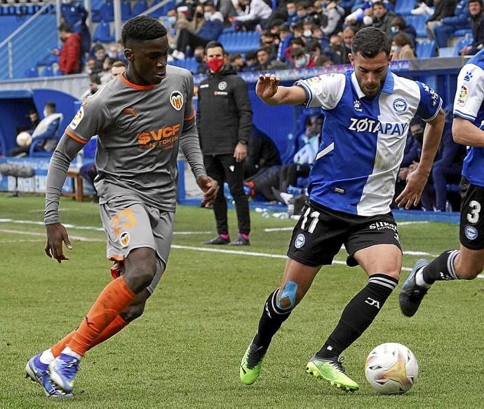 Rioja intenta superar a Ilaix Moriba durante el último partido entre el Alavés y el Valencia. Foto: Álex Larretxi