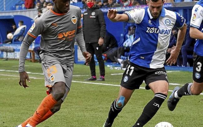 Rioja intenta superar a Ilaix Moriba durante el último partido entre el Alavés y el Valencia. Foto: Álex Larretxi