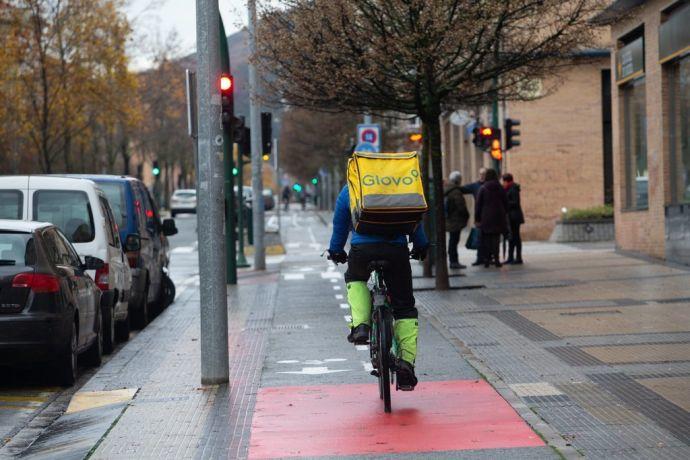 Un repartidor de Glovo en Pamplona.