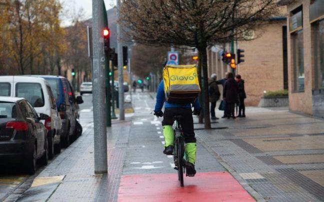 Un repartidor de Glovo en Pamplona. Un repartidor de Glovo en Pamplona.